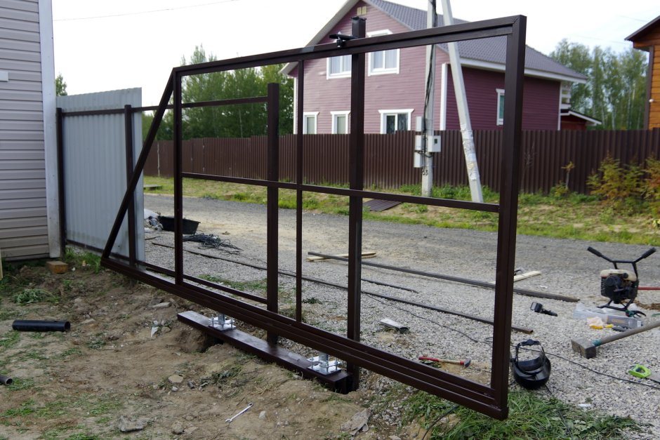 Навес для откатных ворот из профильной трубы