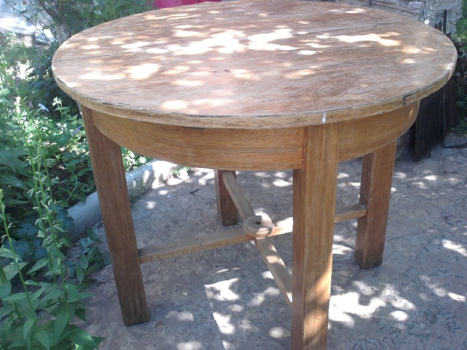 Старый деревянный круглый стол