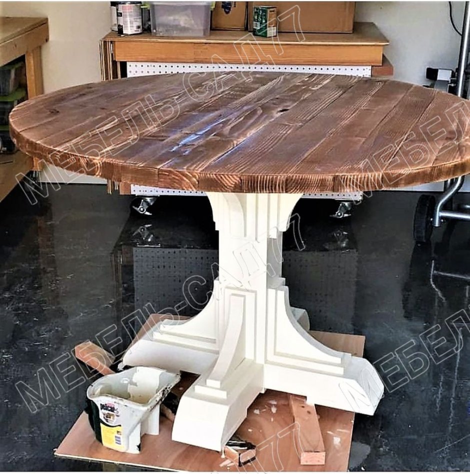 Круглый стол из досок