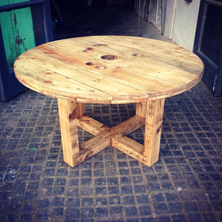Стол из деревянной катушки