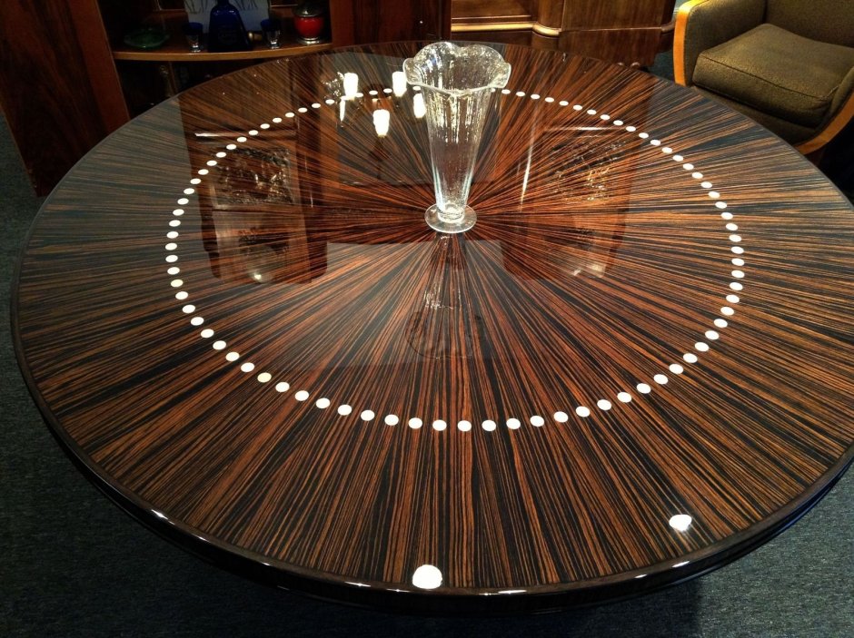 Круглый столик из дерева