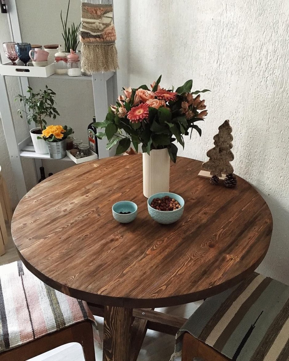 Круглый деревянный стол на кухню