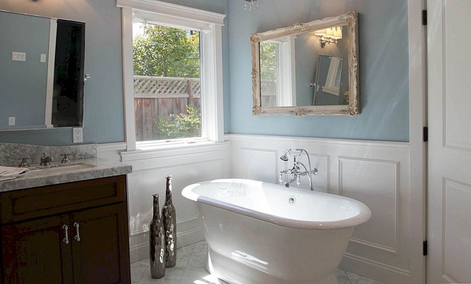 Молдинги в интерьере ванной комнаты