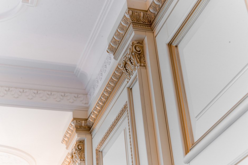 Потолочный плинтус лепнина