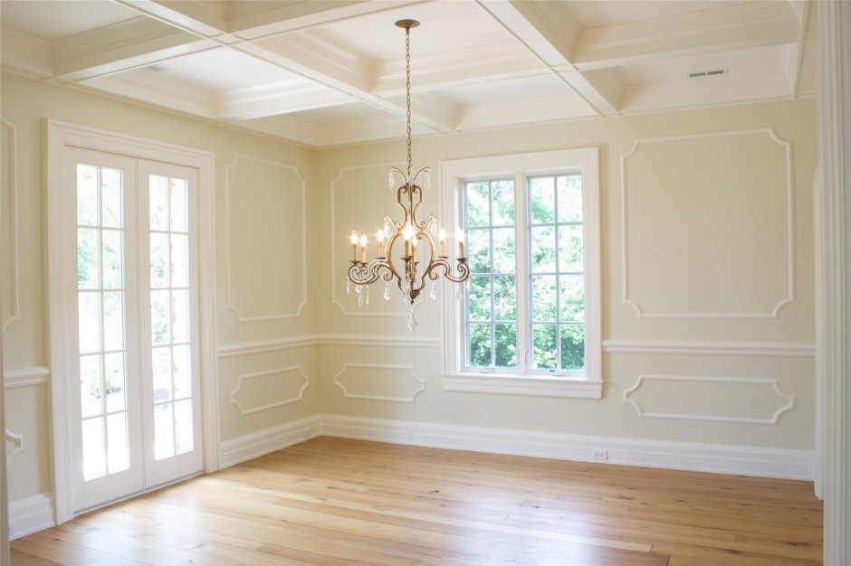 Крашеные стены с лепниной