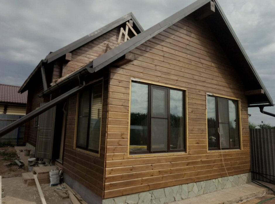 Дом обшитый имитацией бруса