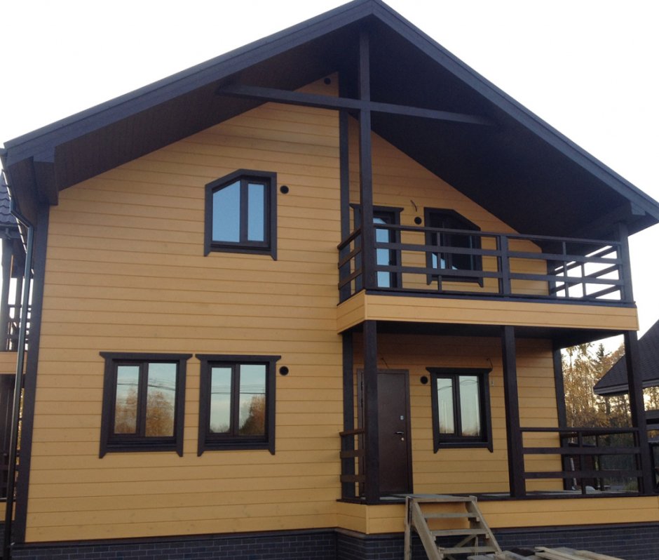 Коричневый дом с имитацией бруса