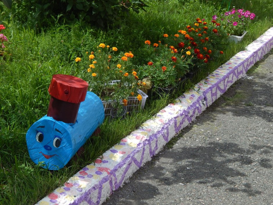 Клумба паровозик