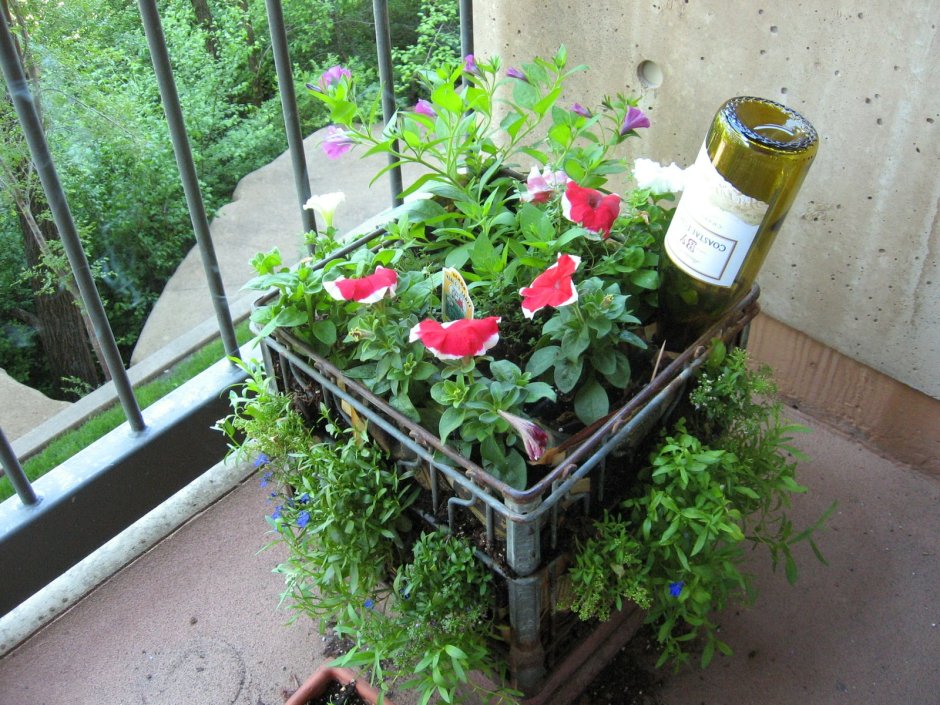 Клумбы для цветов из пластиковых ящиков