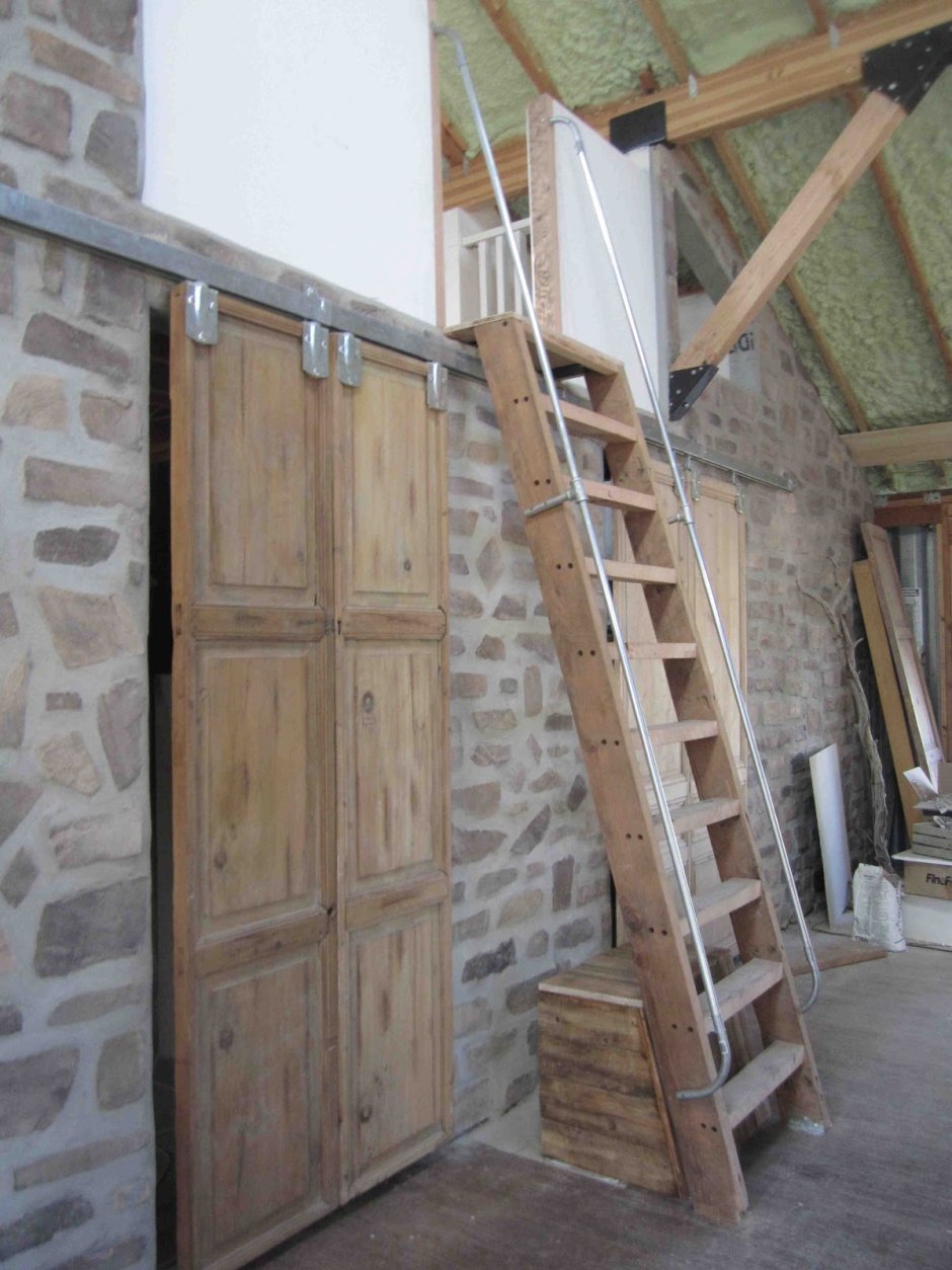 Наружные деревянные лестницы на чердак