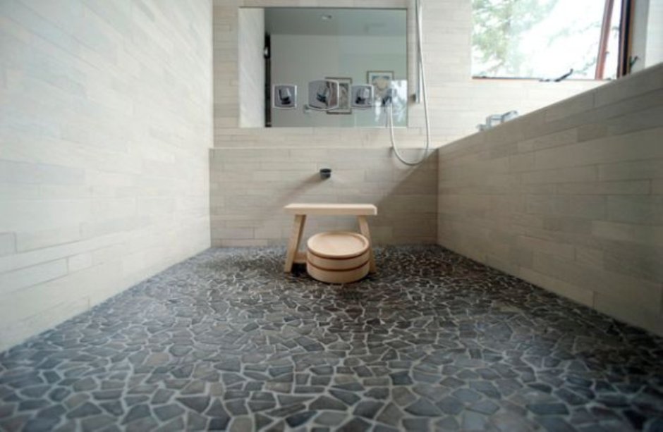Каменный пол в ванной