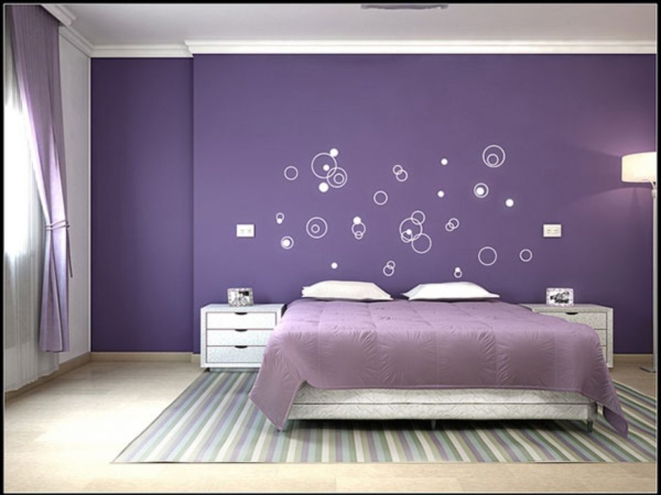Фиолетовые стены в спальне