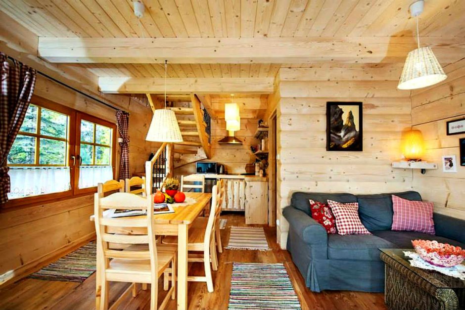 Шторы на кухню в деревенском стиле в доме из бревна