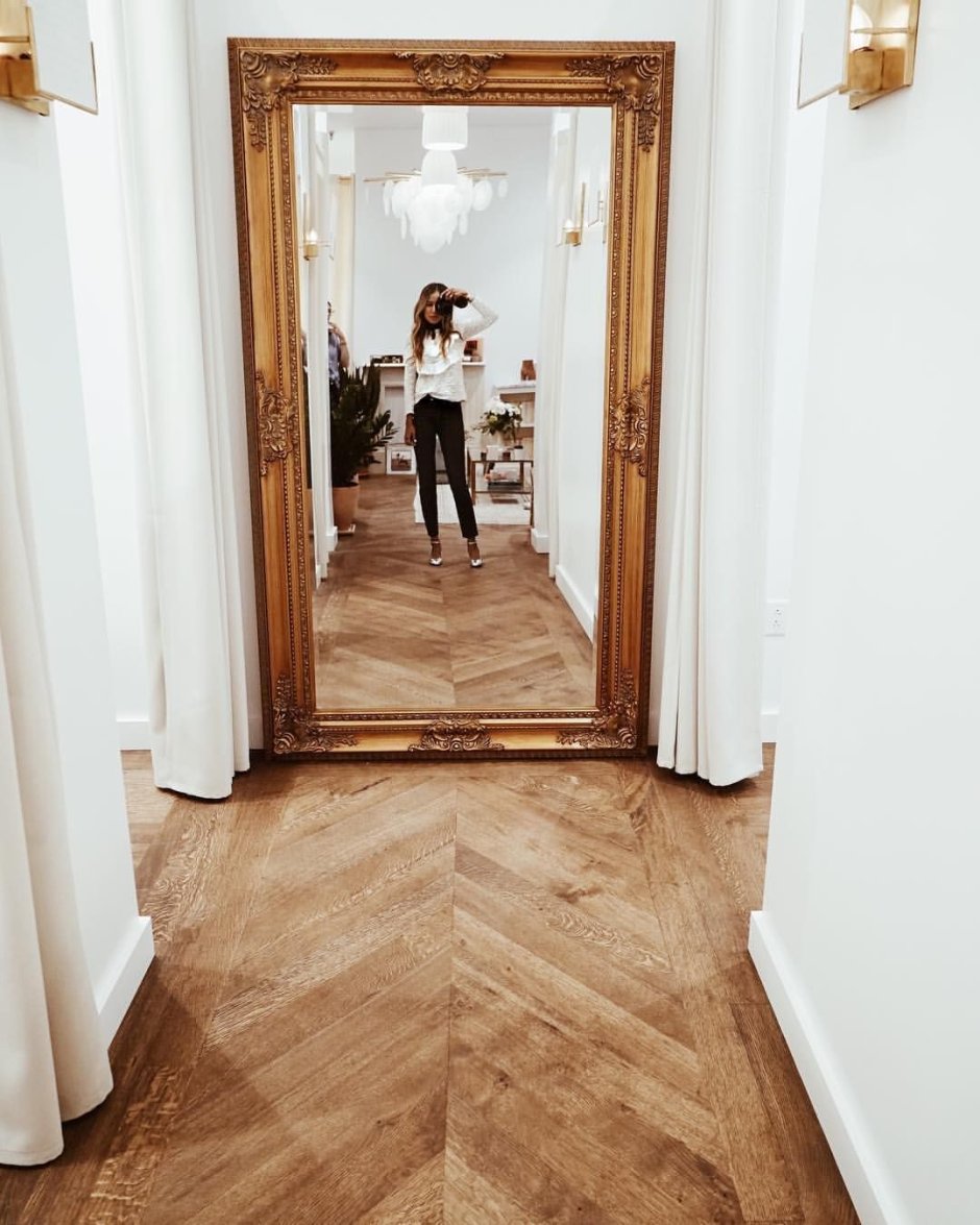 Зеркало в конце коридора