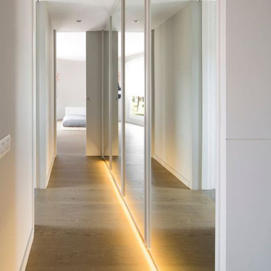 Прихожая белая узкая