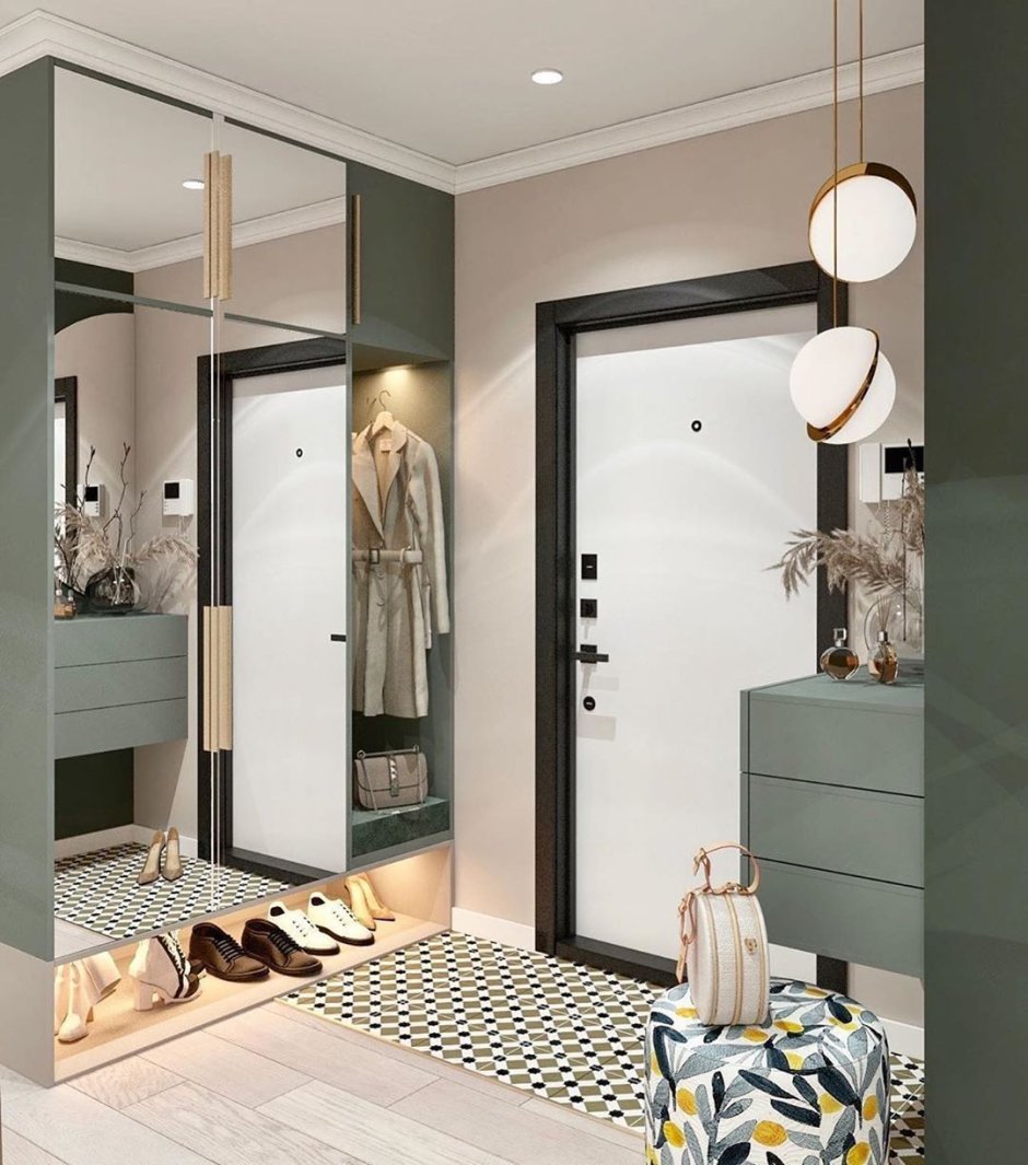 Зеркальный шкаф в узком коридоре