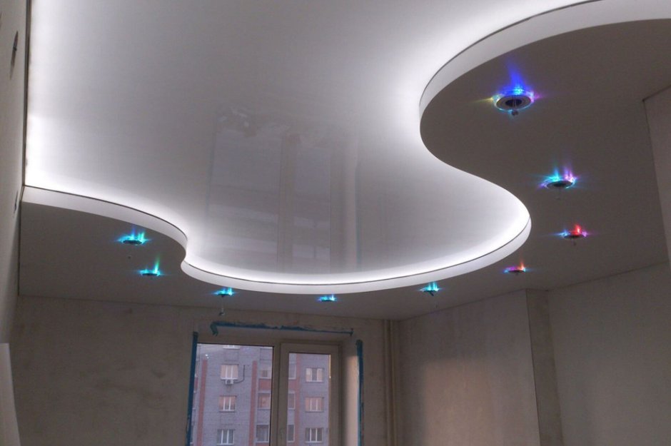 Натяжной потолок с подсветкой