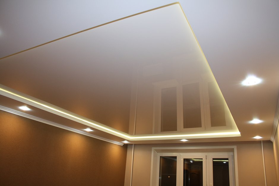 Натяжной потолок с подсветкой по периметру