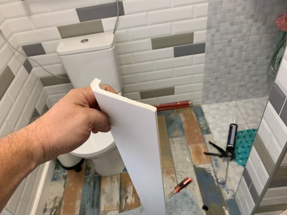 Короб в ванной с полками