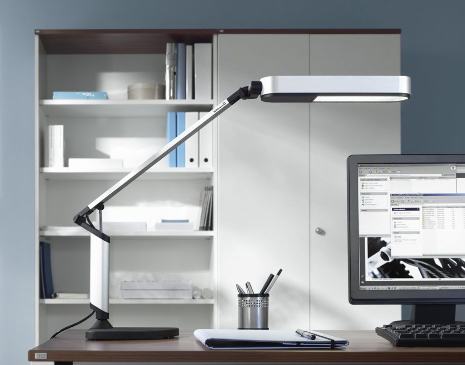 Лампа для письменного стола белая