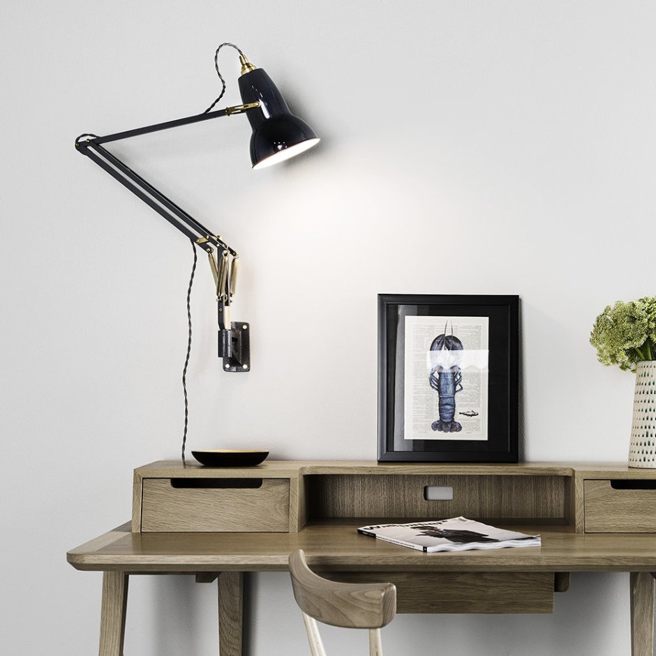 Светильник настенный над столом письменным