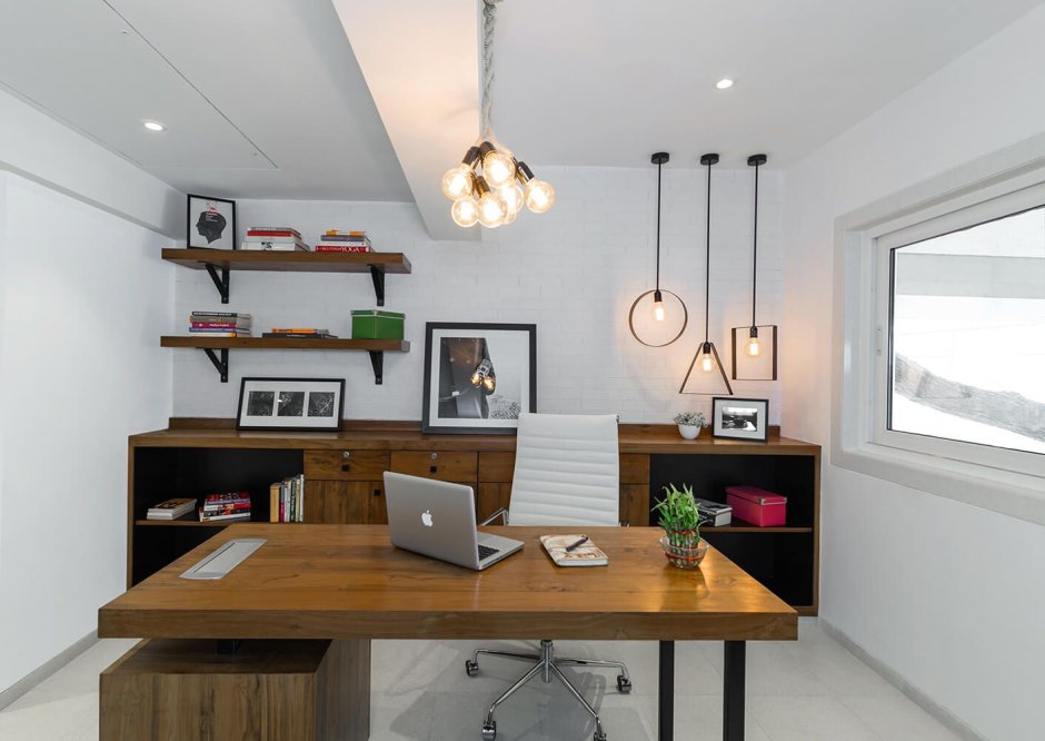 Подвесной светильник над письменным столом