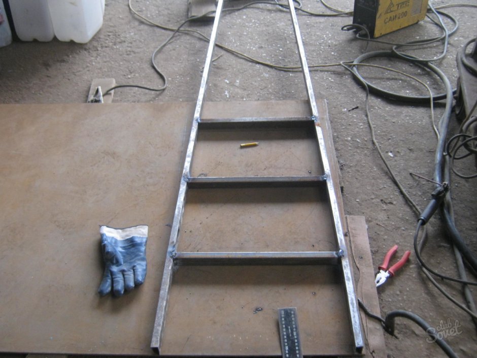 Приставная лестница из профильной трубы 20х40