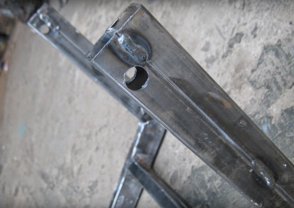 Приставная лестница из профильной трубы 25х25