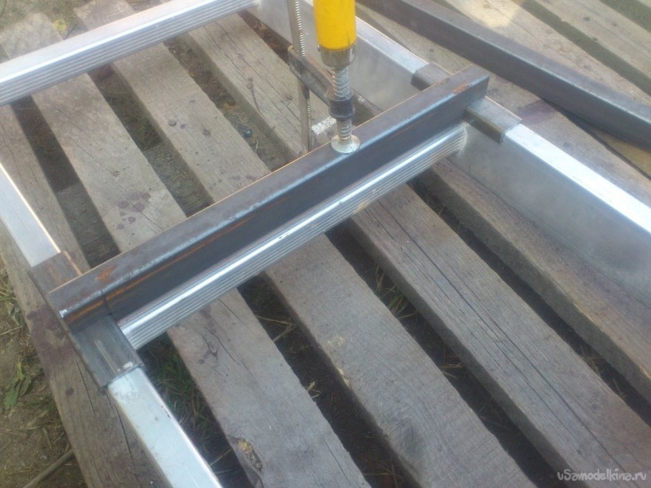 Нижний упор алюминиевой лестницы