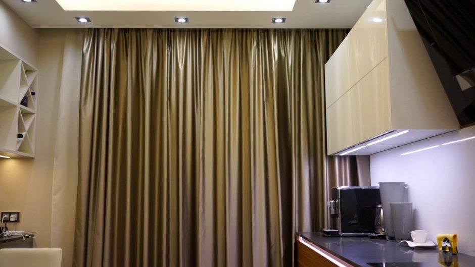 Натяжной потолок с нишей для карниза