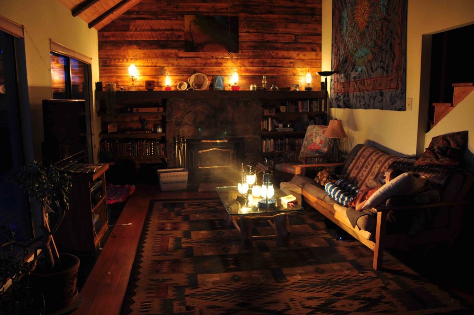 Уютная комната с камином