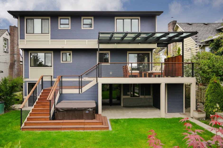 Дом с верандой на втором этаже