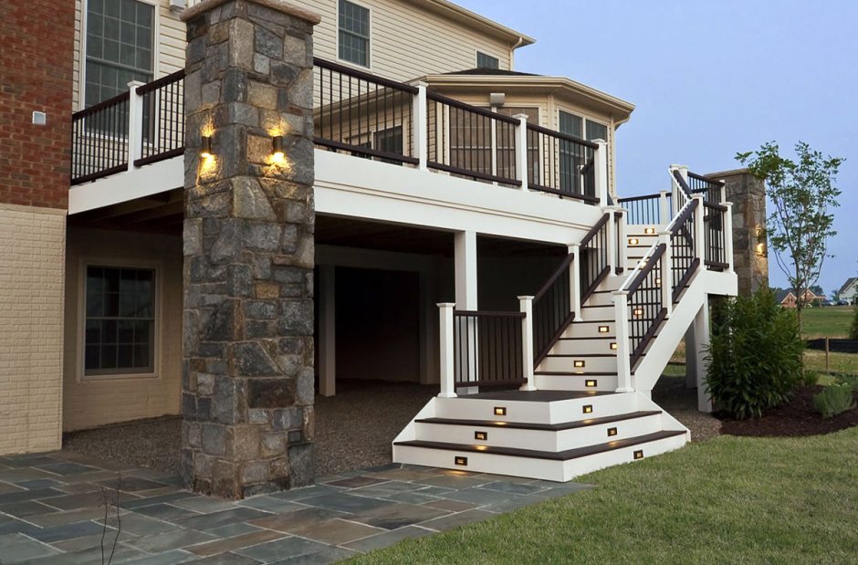 Балкон над верандой в частном доме