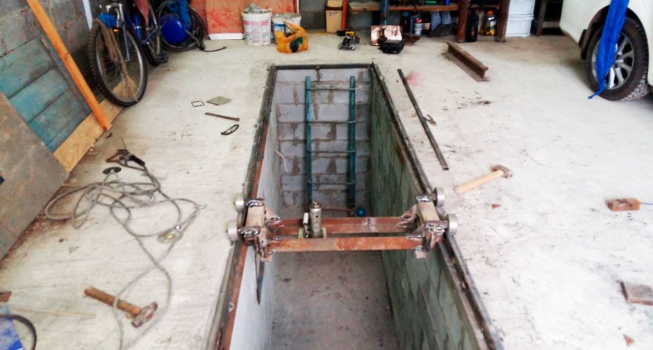 ВАЗ 2110 на смотровой яме