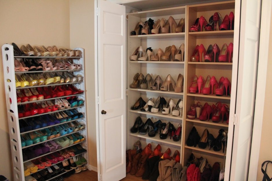 Отдельные полки для обуви в гардеробной