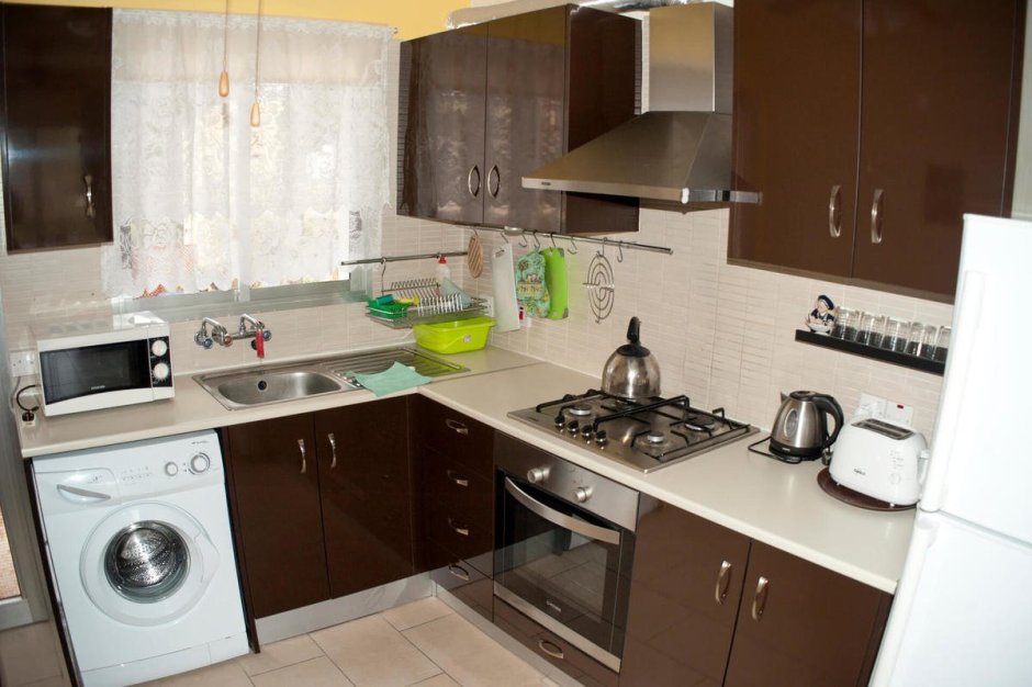 Кухня со стиральной машиной и холодильником