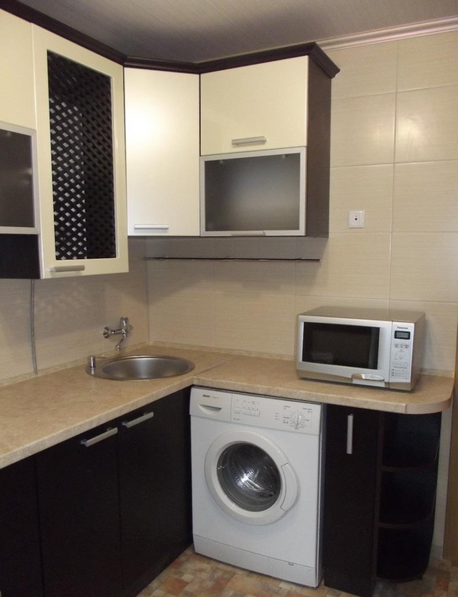 Стиральная машина на кухне под столешницей