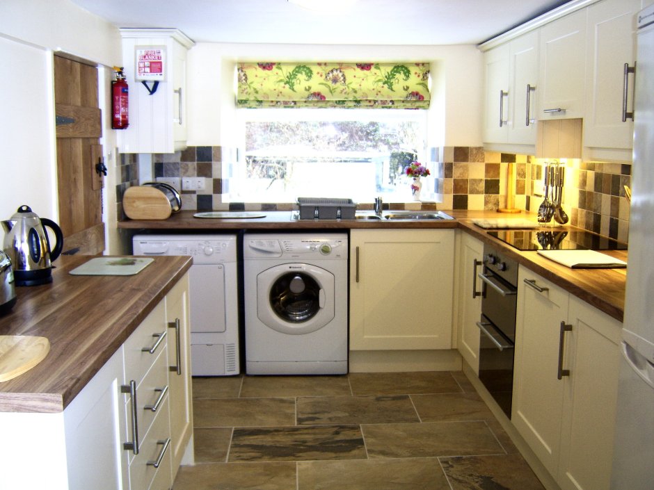 Расположение стиральной машины на кухне под столешницу