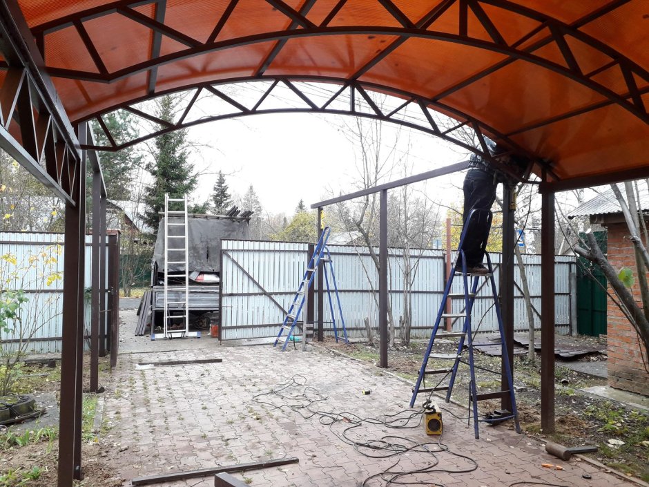 Навес между двумя домами