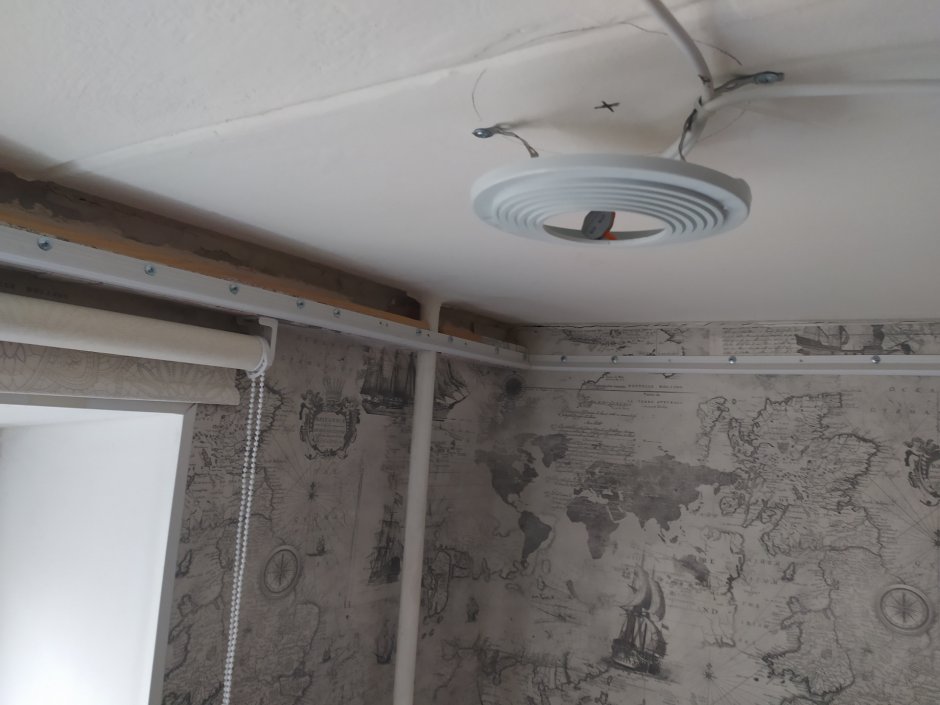 Натяжной потолок под трубу