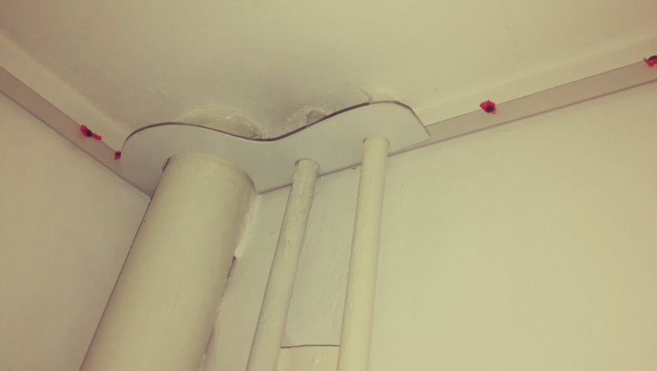 Натяжной потолок и трубы отопления