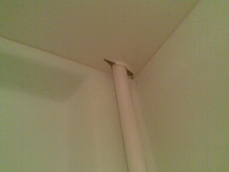 Натяжной потолок и трубы отопления