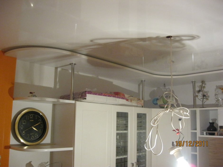Труба в потолке на кухне