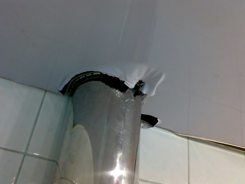 Труба вытяжки в натяжном потолке