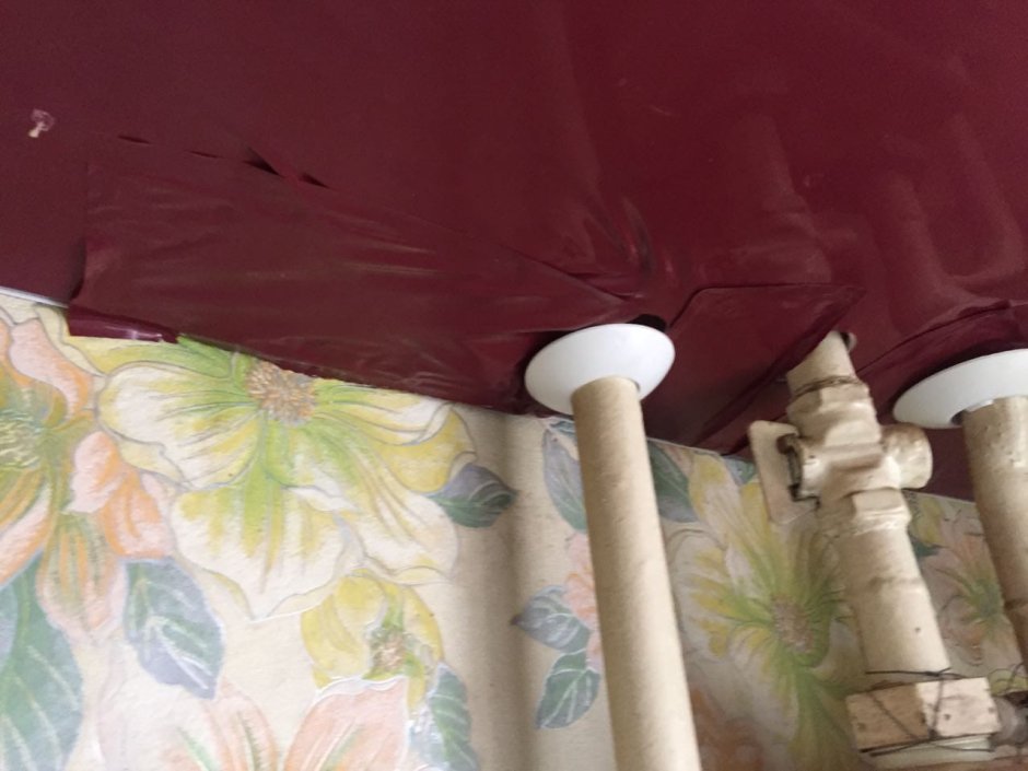 Обвод трубы на потолке