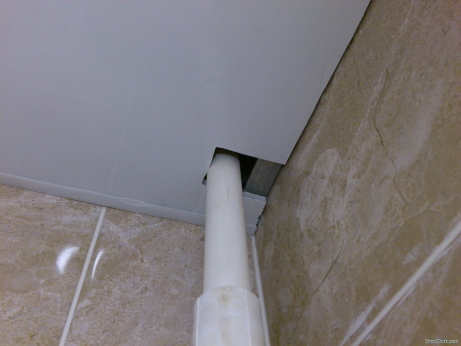 Обход трубы пластиковыми панелями