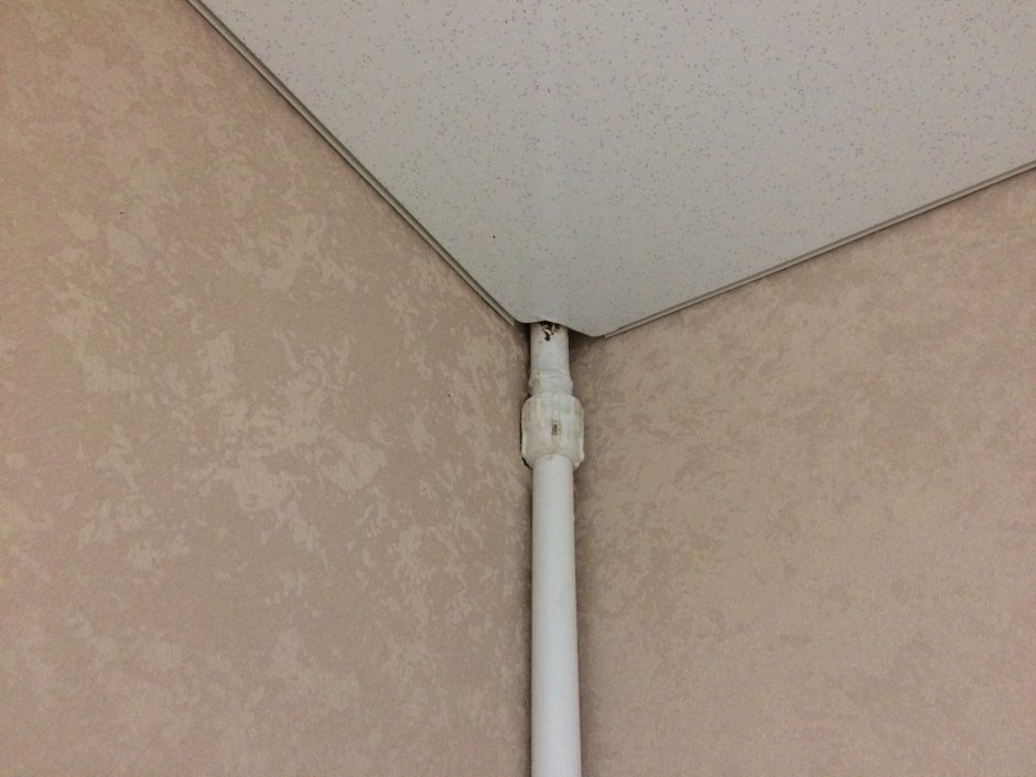 Как обойти трубу натяжным потолком