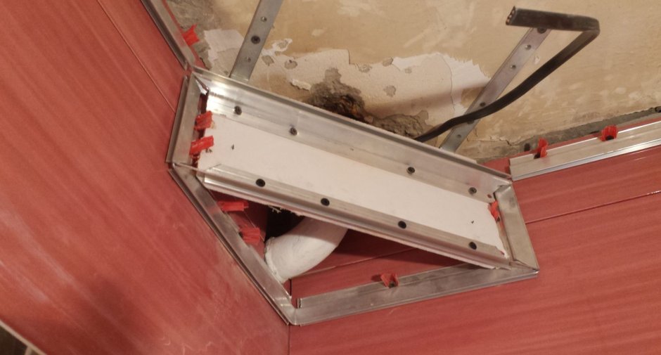 Стык двухуровневого натяжного потолка