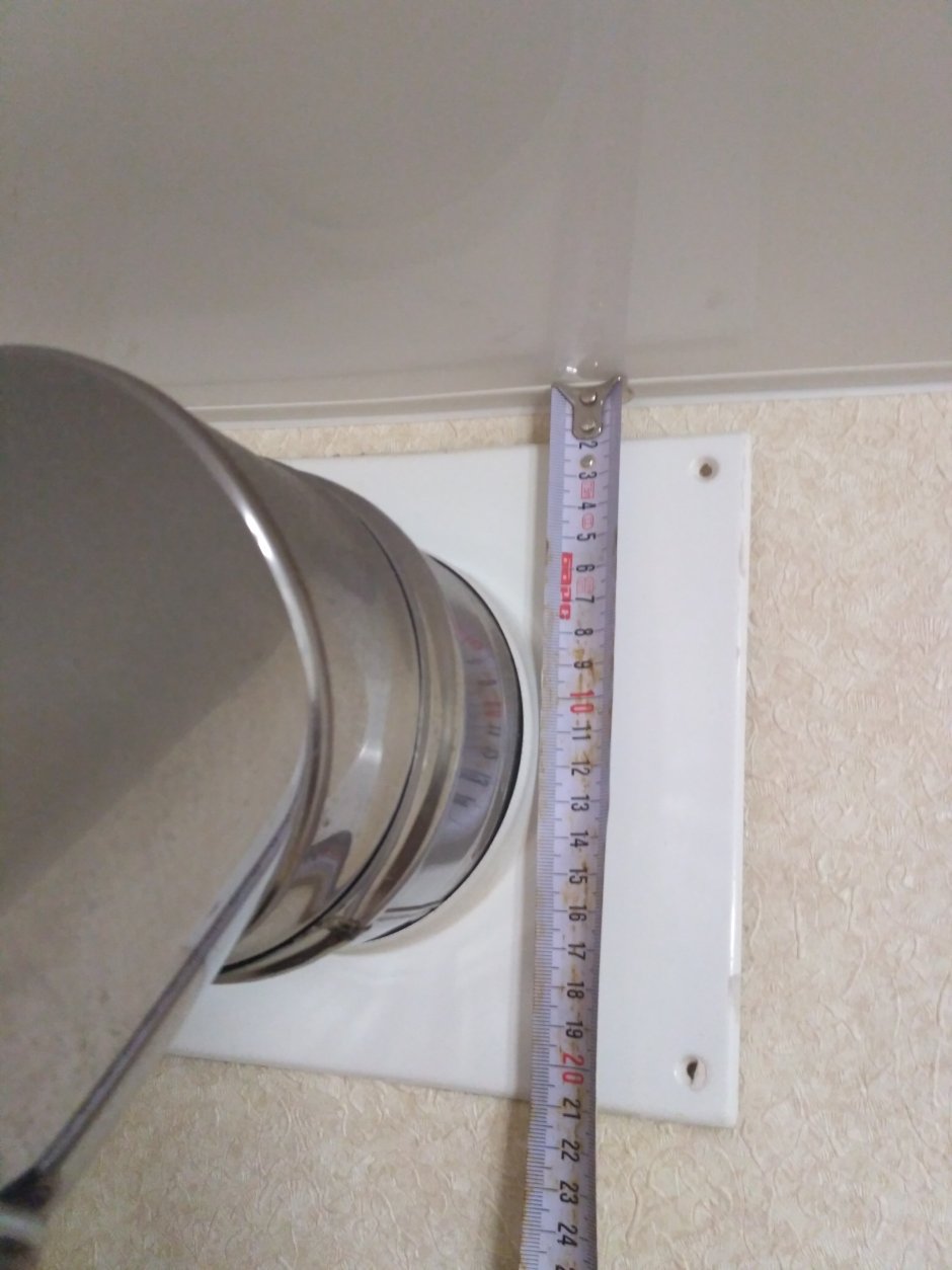 Труба от газовой колонки и натяжной потолок