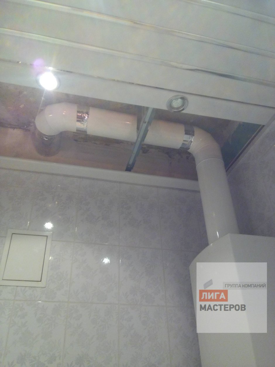 Труба от газовой колонки и натяжной потолок